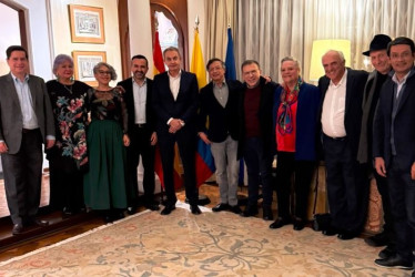 Entre los asistentes a la reunión del presidente Gustavo Petro (6.º de izq. a der.) y el exmandatario español José Luis Rodríguez Zapatero (5.º) estuvieron Juan Fernando Cristo, Gloria Flórez, María José Pizarro, Roy Barreras, Clara López, Ernesto Samper y Camilo Romero.