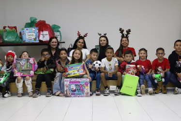 Los niños del barrio El Jazmín compartieron una jornada de apadrinamiento en las instalaciones del periódico LA PATRIA.