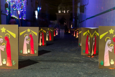 En la Noche del Fuego, Salamina se llena de faroles, decoración navideña y visitantes que acuden a este pueblo patrimonio de Caldas para disfrutar de la tradición. En la foto, la carrera 3 por el sector del cementerio.