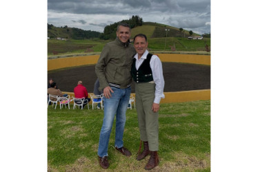 Ricardo Santana con el maestro César Rincón, el pasado 5 de diciembre en el campo bravo colombiano.