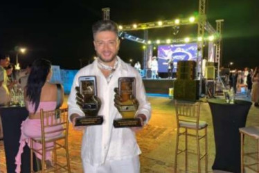 Sebastián Cardona con los dos premios otorgados al canal regional. 