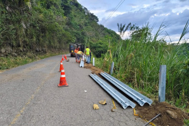 La Gobernación de Caldas adelanta obras de señalización y mejoramiento vial en el tramo Tres Puertas - Arauca, entre Manizales y Palestina.