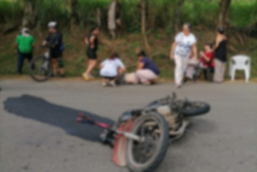 Organismos de socorro de la zona auxiliaron a una mujer que fue arrollada por una moto en Caldas. Sin embargo, falleció por la gravedad de las lesiones. 