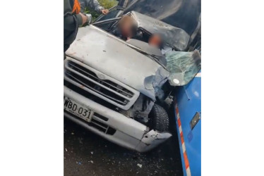 Una buseta de la empresa Socobuses y un carro particular chocaron.