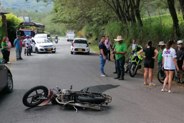  Organismos de socorro auxiliaron a una mujer que fue arrollada por una moto este viernes en Santágueda, Palestina (Caldas).