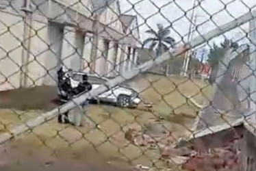 El carro habría roto la maya de contención e ingresado por una zona verde, hasta detenerse varios metros después