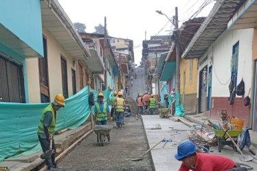 Fotos I Facebook alcaldías I LA PATRIA  En municipios de Caldas continúan los trabajos en varias vías. Son intervenidas calles y carreteras de tres zonas clave.