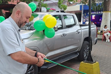 Héctor Mauricio Torres, alcalde de Supía, fue el encargado de cortar la cinta y entregar los vehículos. 