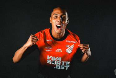 El manizaleño Alejandro García fue presentado como nuevo jugador de Atlético Paranaense.