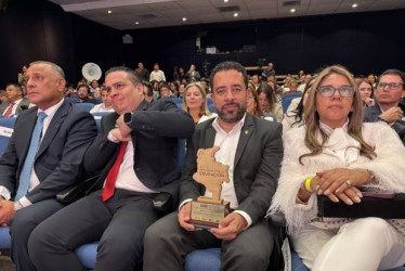 Foto I Cortesía Alcaldía I LA PATRIA  La Alcaldía de Manizales fue distinguida durante el Reto Nacional por la Educación como Entidad Territorial Ejemplar por su modelo de gestión educativa. El secretario de Educación, Andrés Felipe Betancourth, recibió la distinción este miércoles 10 de noviembre del 2025 en Bogotá.
