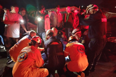 El choque lo atendieron Bomberos y Defensa Civil.