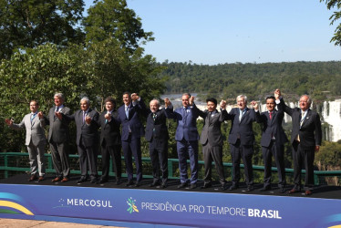 Fotografía oficial de los jefes de Estado de países integrantes y representantes de estados asociados de la LXVII Reunión Ordinaria del Consejo del Mercado Común del Sur (Mercosur) este sábado, en Foz de Iguazú (Brasil).