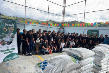 En Caldas, Quindío y Risaralda les entregaron insumos a 50 mujeres cafeteras para apoyarlas en la transición agroecológica de sus cultivos. 