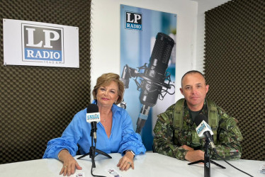 El teniente coronel John Martínez, comandante del Batallón Ayacucho de Manizales, y Ángela María Gómez de Cárdenas, presidenta del voluntariado del Batallón.