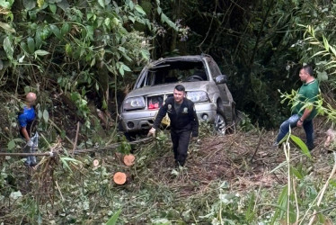 El carro rodó cerca de 100 metros y su conductor sufrió lesiones leves.