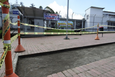 En la entrada de la escuela Julio Zuluaga conviven pancartas contra la ciclobanda y las obras de la misma. Un juzgado de Manizales negó la suspensión de los trabajos.