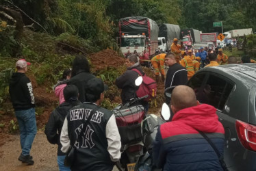 En la mañana de este miércoles (17 de diciembre), un derrumbe bloquea ambos sentidos en la vía Manizales-Bogotá, informó el Invías.