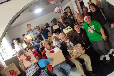 Entrega de detalles a adultos mayores 