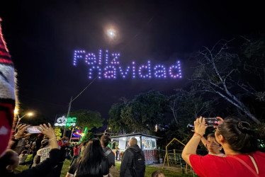 Dosquebradas empezó la celebración de su cumpleaños 53 con show de drones en el Parque el Lago La Pradera 