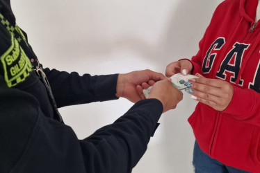 La Policía hizo la entrega del dinero que perdió la ciudadana en San José, Caldas.