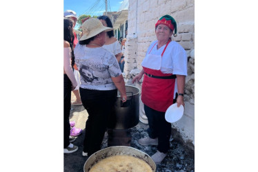  El arduo trabajo no le borra la sonrisa de satisfación a Estelia Vélez.