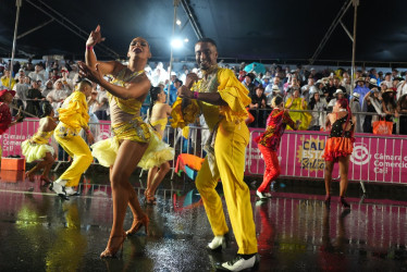 El Salsódromo, una gigantesca pista de baile donde los trajes de colores fueron protagonistas en la apertura de la Feria de Cali, reunió a 2 mil 200 bailarines y a miles de espectadores.