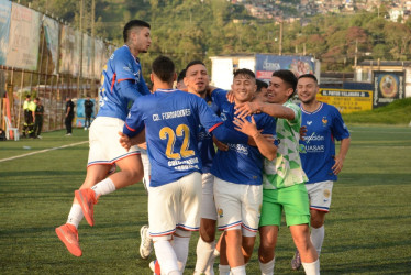 Los Jugadores de Formadores Ideas Constructivas celebran el gol de Juan David Marín, el segundo en la victoria 3-2 ante Gama Glacial Riosucio F.C. en las semifinales de la Copa LA PATRIA Aladino.