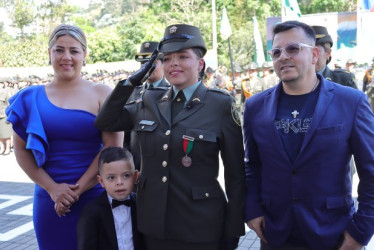 Fotos| LA PATRIA  Patrullera Laura Valentina Muñoz Naranjo, de 27 años, primer puesto del grupo de 924 graduados en la Escuela de Carabineros Alejandro Gutiérrez. Fue quinta en el país. La acompañan su madre, Olga Lucía Naranjo Monroy; su hijo, Martín Pineda Muñoz; y su papá, Johany Muñoz Lara.