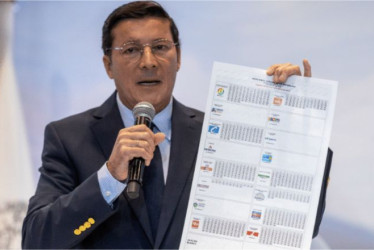 Hernán Penagos, registrador Nacional del Estado Civil, mostrando el tarjetón para el Senado de la República.