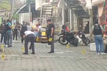 Escena del crimen del asesinato de dos policías en Esmeraldas, el 25 de diciembre de 2025.