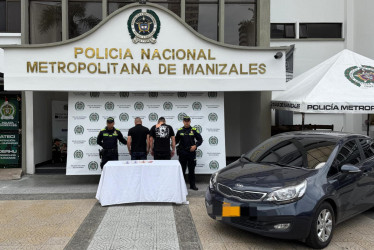 A los presuntos delincuentes les incautaron el dinero hurtado y el carro en el que se movilizaban.