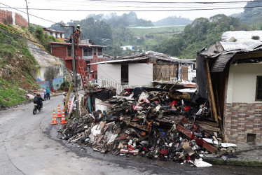 Vecinos de los afectados ayudaron a recoger los escombros tras el incendio.