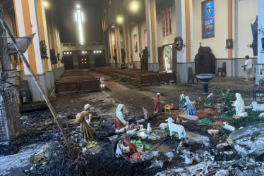 Así quedó por dentro la parroquia Nuestra Señora de la Valvanera, en Pereira, luego del incendio que se presentó en la zona donde está ubicado el pesebre.
