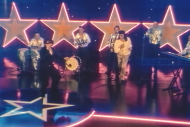 Beéle y Elvis Crespo se juntaron para sacar el tema navideño La Patadita, con la venia del presentador Jorge Barón. 