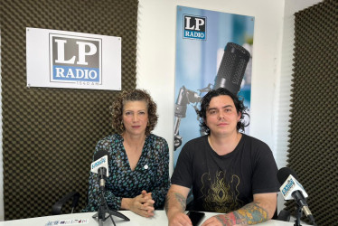  Maria Romero Devia, estudiante de la Universidad Intergeneracional, y Juan Daniel Caicedo, coordinador de permanencia de esta iniciativa. 