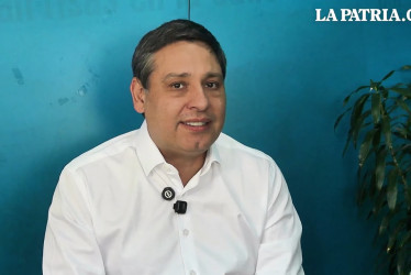 Mauricio Lizcano, precandidato presidencial, durante su visita a LA PATRIA.  