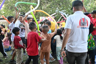 Juguetes a cambio de sonrisas: en el occidente de Caldas caminaron por horas para vivir una Navidad apoyada por organizaciones sociales.
