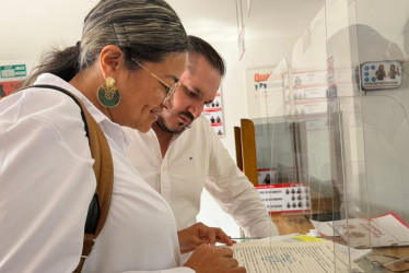 La secretaria de Medio Ambiente de Caldas, Paola Andrea Loaiza, y el alcalde de Neira, Jhon Jairo Castaño Flórez.