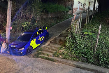 El vehículo quedó “clavado” sin poder avanzar ni retroceder, por lo que fue necesaria la intervención del cuerpo de bomberos y una grúa para sacarlo de este apuro.