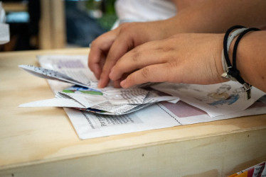 Existen varias alternativas al papel regalo, como el papel periódico.