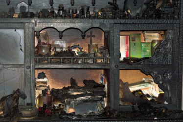 En la vivienda residían cuatro personas: una abuela de 85 años, su hijo, la esposa de este y un sobrino. Todos estaban dormidos cuando se inició el incendio.