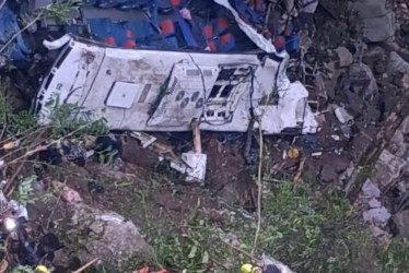 A este abismo cayó el bus accidentado. Murieron 17 personas, el conductor más 16 estudiantes del Liceo Antioqueño de Bello que regresaban de la excursión de grado 11.