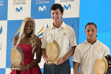 El caldense Tomás Restrepo (c) con el galardón como el deportista juvenil del año en Colombia.