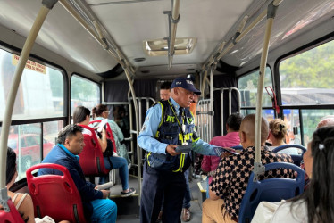 “Estamos invitando a los ciudadanos a utilizar el transporte público legal de la ciudad: buses, busetas, colectivos y taxis", señala un agente e tránsito.