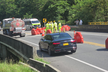 Paso a un carril en la vía Manizales - Medellín luego de que en la madrugada de este sábado se reportó la detonación de un explosivo sobre la carretera.