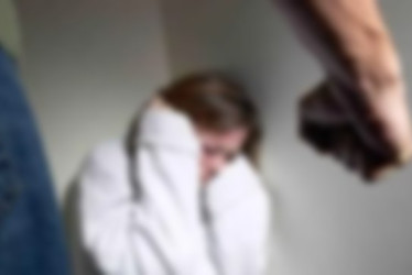 Llegó al punto de amenazarla a ella y a sus hijos con un arma blanca.