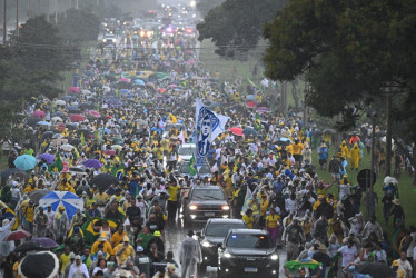 Personas participan en una manifestación por la amnistía para el expresidente de Brasil, Jair Bolsonaro, y otros involucrados en el intento de golpe de Estado del 8 de enero de 2023, este domingo en Brasilia (Brasil). 