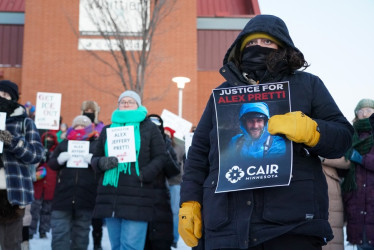 Cientos de personas en la ciudad estadounidense de Mineápolis ignoraron las temperaturas bajo cero este sábado para honrar la memoria de Alex Pretti