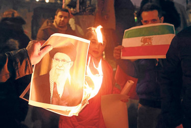 Fotos | EFE | LAPATRIA Manifestantes prendieron fuego a un retrato del líder supremo iraní, Alí Jamenei, durante una manifestación en apoyo al actual movimiento de protesta en Irán, frente a Downing Street en Londres, Reino Unido.