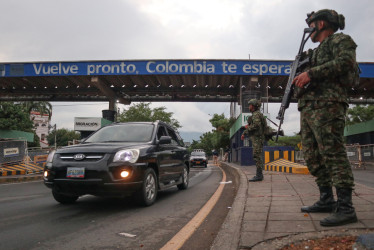 Integrantes del Ejército colombiano llegan este sábado al puente internacional Simón Bolívar que une a las ciudades de Cúcuta y Villa del Rosario (Colombia) con las ciudades de San Antonio y San Cristóbal del Estado Táchira (Venezuela). 